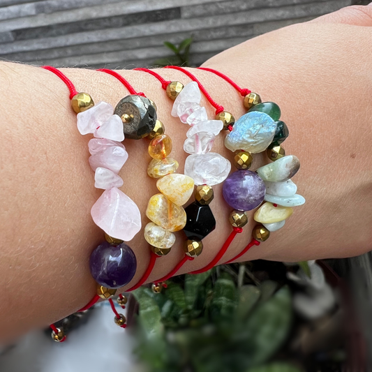 Protección Clara. Pulsera de hilo rojo con ónix negro y cuarzo cristal