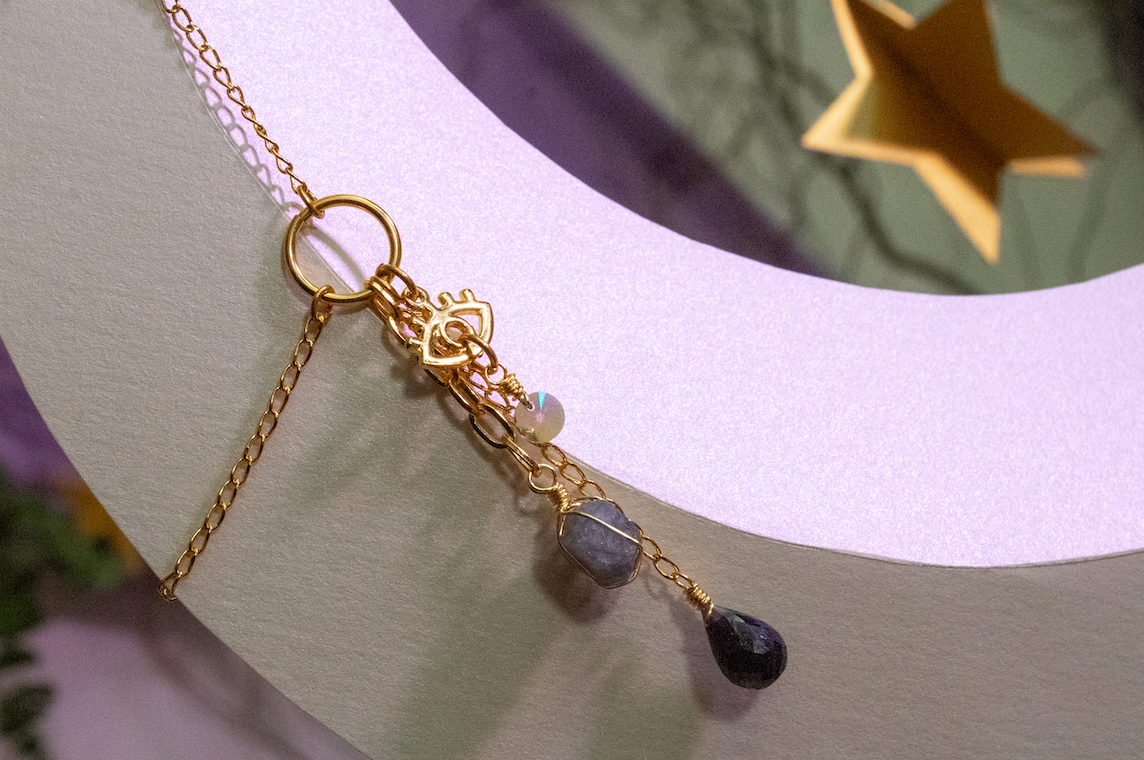 Zaniah. Collar con zafiro facetado en forma de gota y zafiro rústico