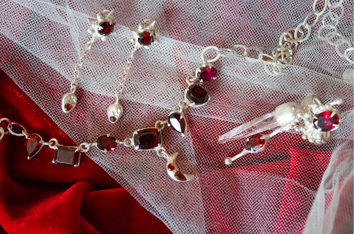 Resurgir. Collar con granate