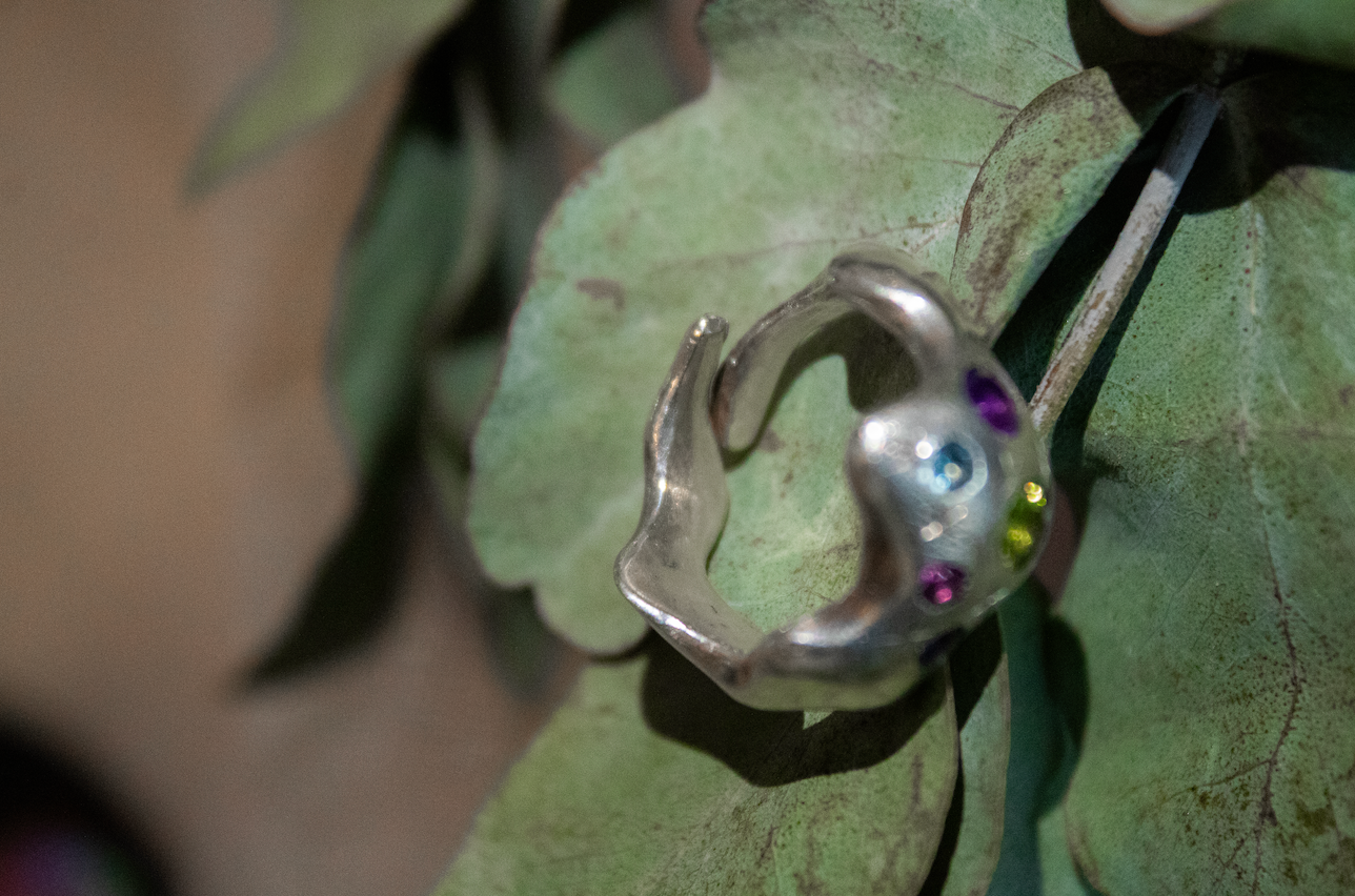 Transmutar. Anillo orgánico con gemas