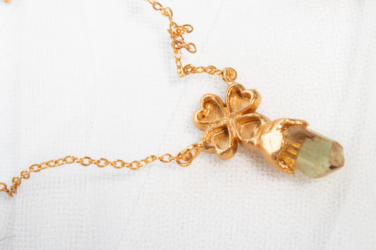 Fortuna. Collar con apatito amarillo natural y trébol