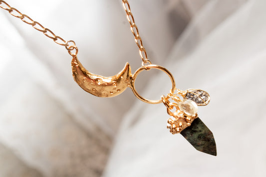 Florecer. Collar con jade, citrino, cuarzo herkimer y conector de media luna