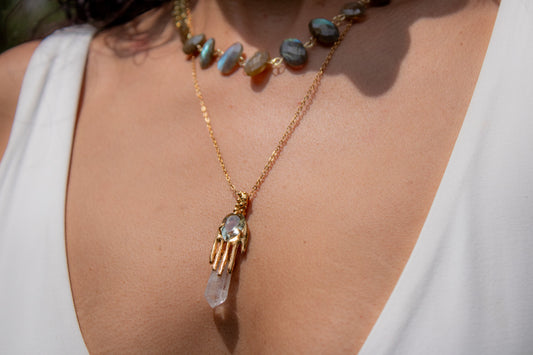 Presencia. Collar con prasiolita, topacio blanco y mano