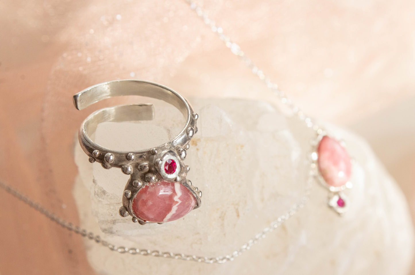 Corazón. Anillo de rodocrosita con rubí