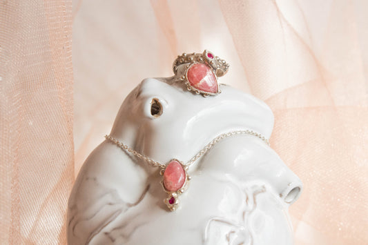 Corazón. Anillo de rodocrosita con rubí