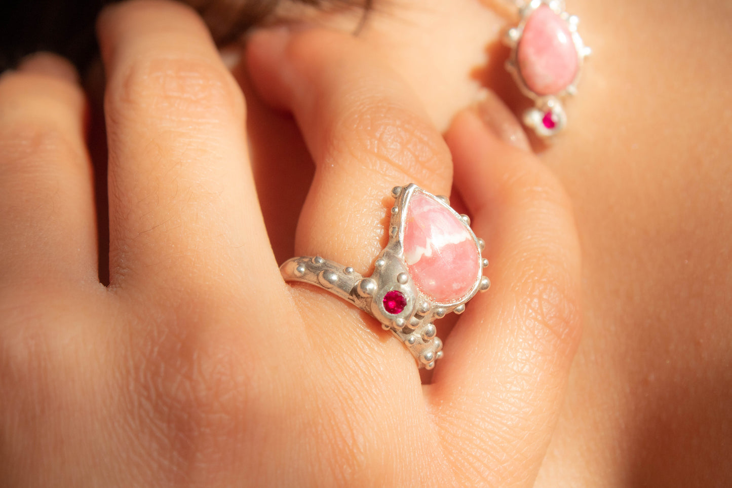 Corazón. Anillo de rodocrosita con rubí
