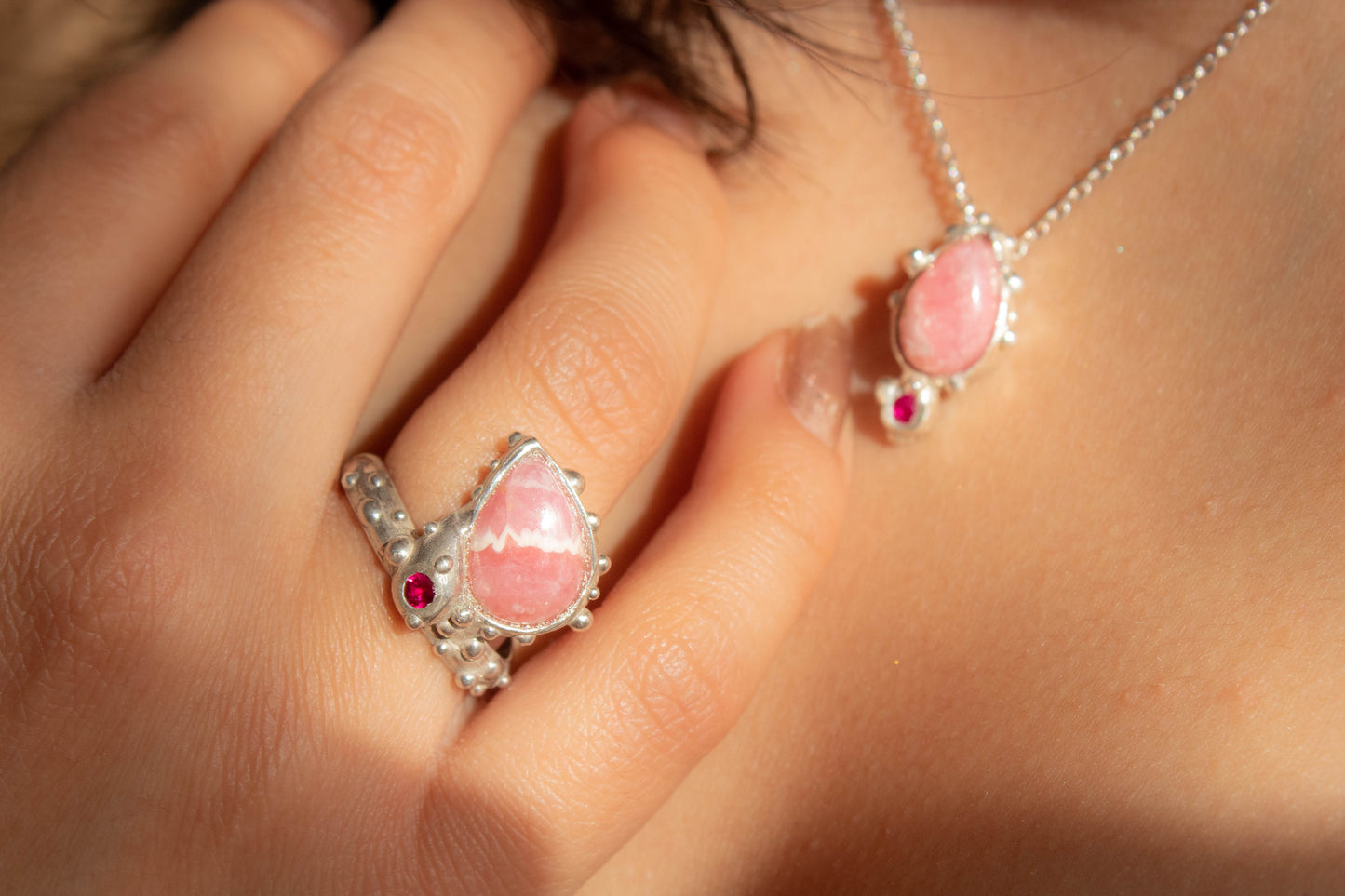 Corazón. Anillo de rodocrosita con rubí