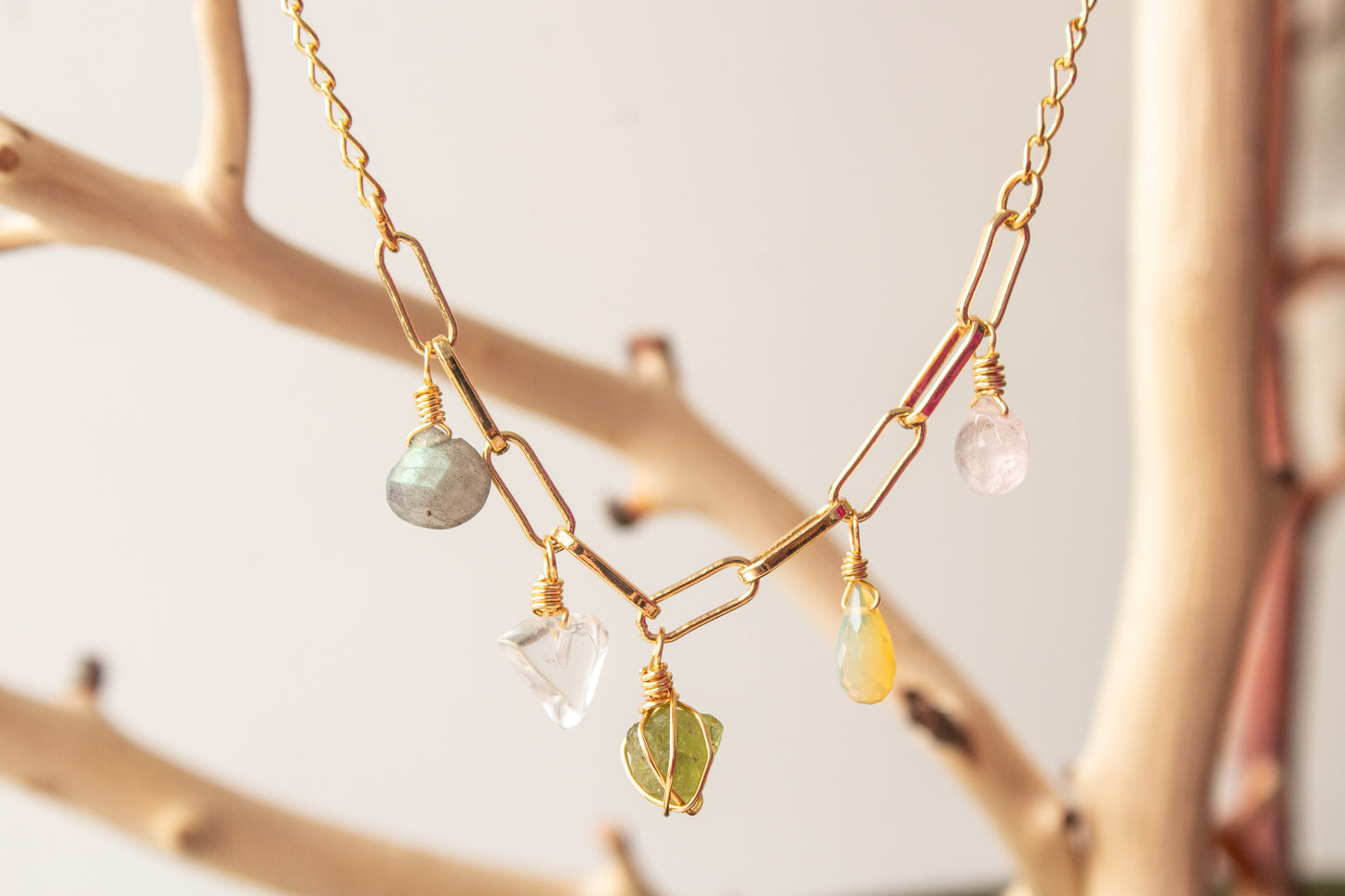 Eufrósine. Collar con peridoto, ópalo, cuarzo rosa, cuarzo blanco y labradorita.