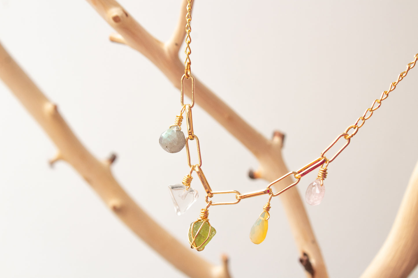 Eufrósine. Collar con peridoto, ópalo, cuarzo rosa, cuarzo blanco y labradorita.