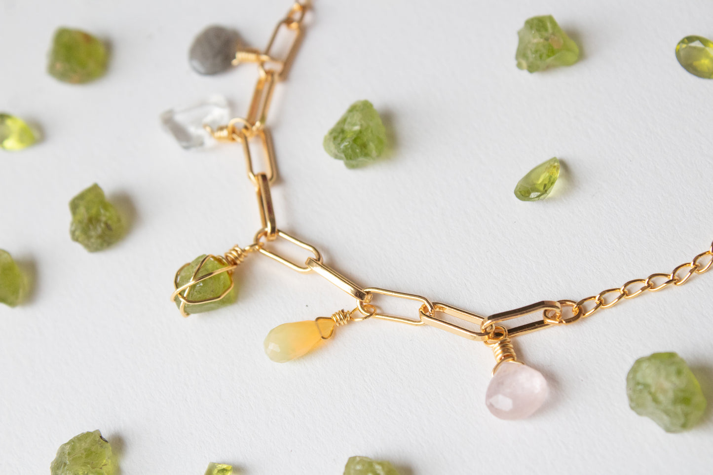 Eufrósine. Collar con peridoto, ópalo, cuarzo rosa, cuarzo blanco y labradorita.