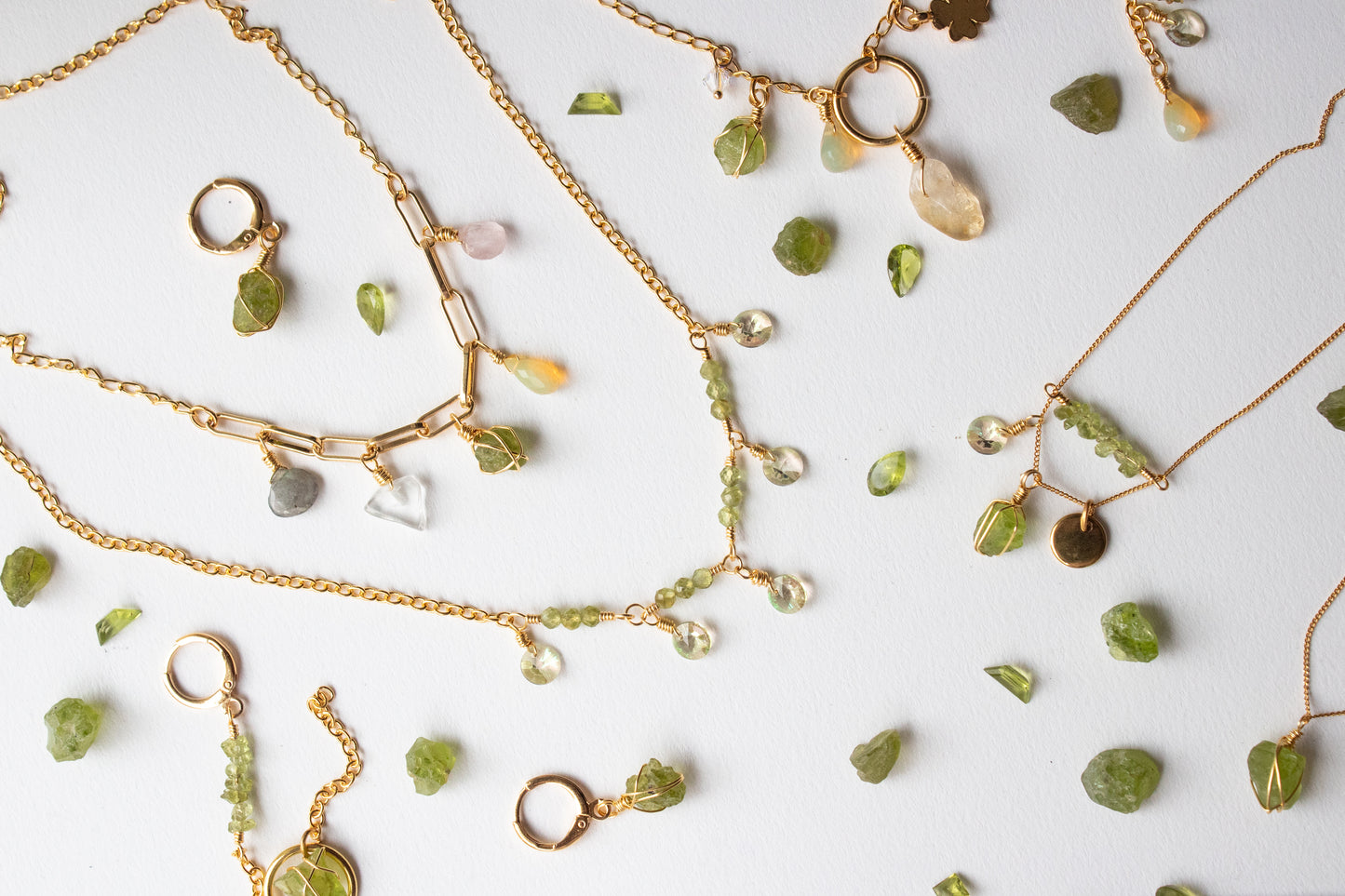 Eufrósine. Collar con peridoto, ópalo, cuarzo rosa, cuarzo blanco y labradorita.