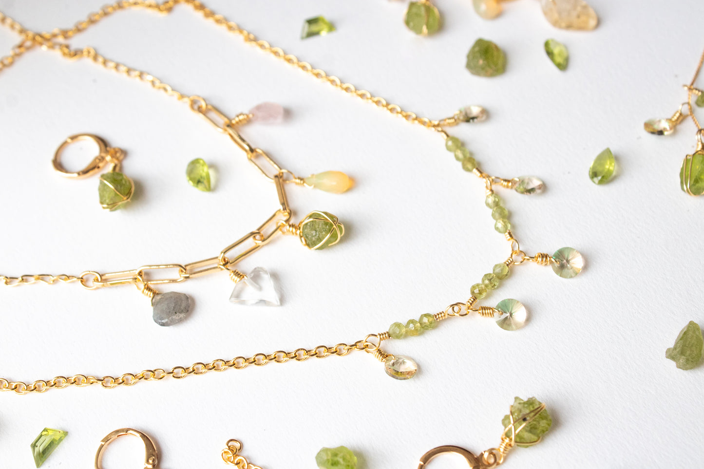 Eufrósine. Collar con peridoto, ópalo, cuarzo rosa, cuarzo blanco y labradorita.