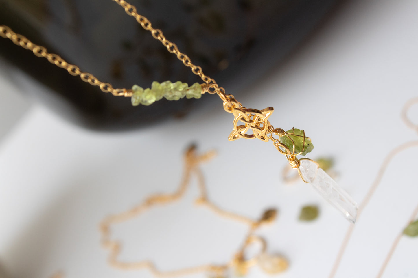 Buenaventura. Collar con peridoto y cuarzo blanco