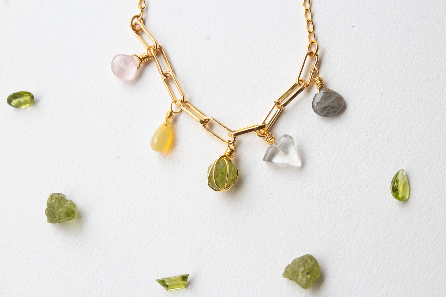 Eufrósine. Collar con peridoto, ópalo, cuarzo rosa, cuarzo blanco y labradorita.