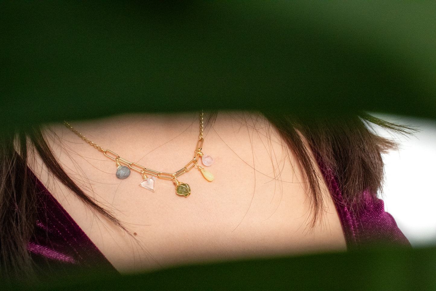 Eufrósine. Collar con peridoto, ópalo, cuarzo rosa, cuarzo blanco y labradorita.