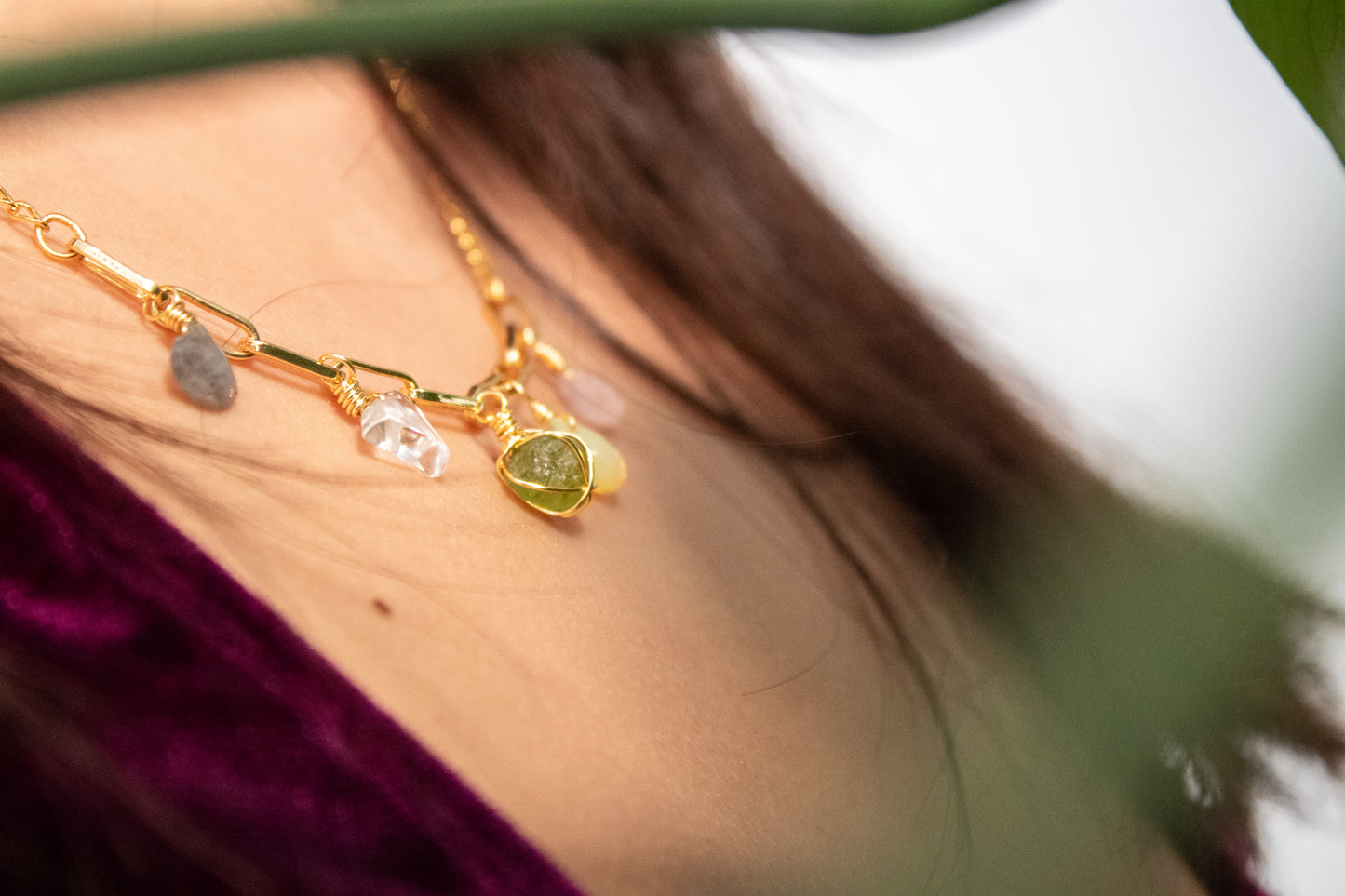 Eufrósine. Collar con peridoto, ópalo, cuarzo rosa, cuarzo blanco y labradorita.