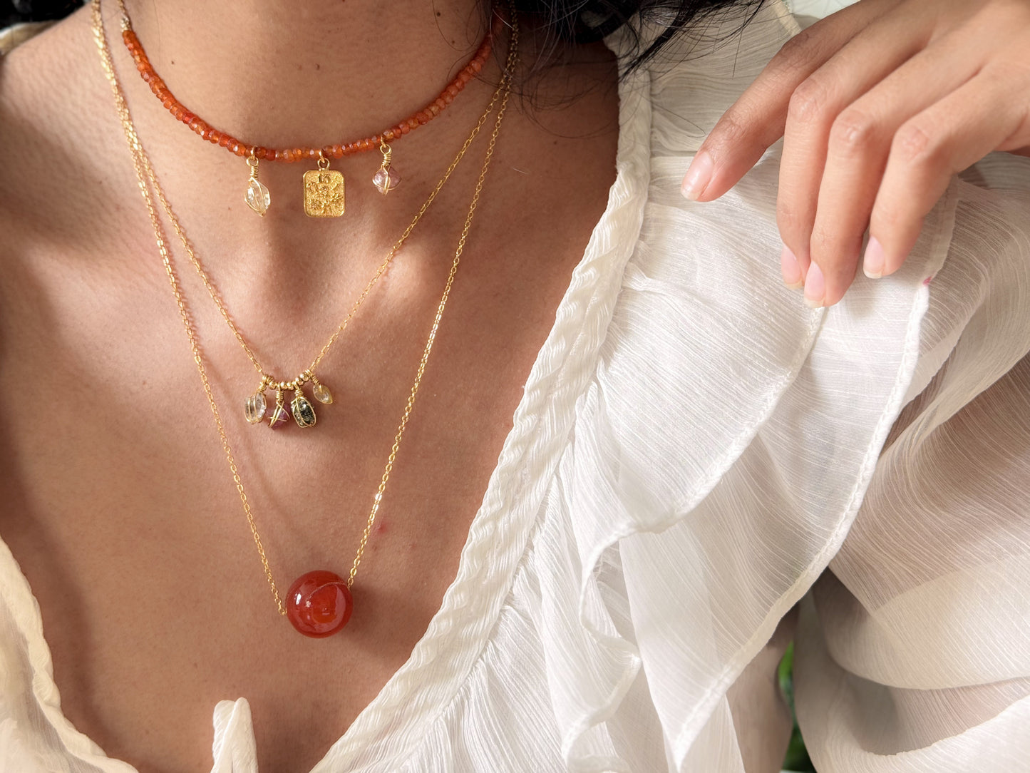 Encanto. Collar de cornalina con dije de la suerte, herkimer y topacio