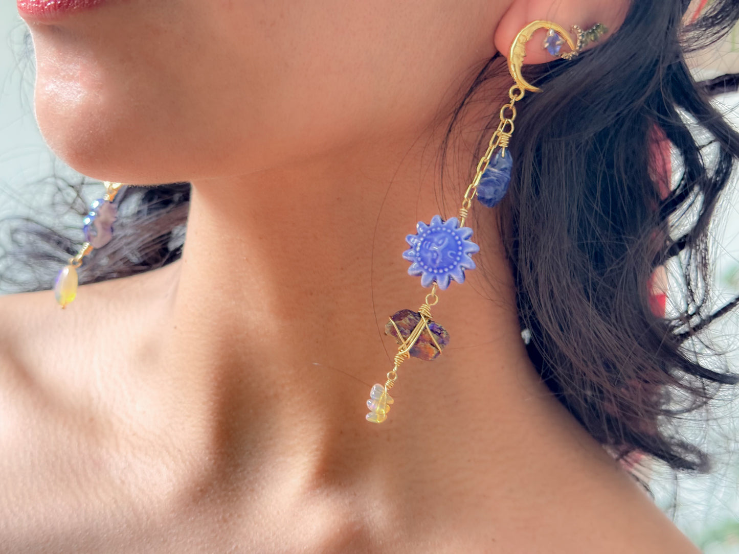 Meditación. Aretes luna y estrella con sodalita, calcopirita, ópalos y ojo azul rey de murano