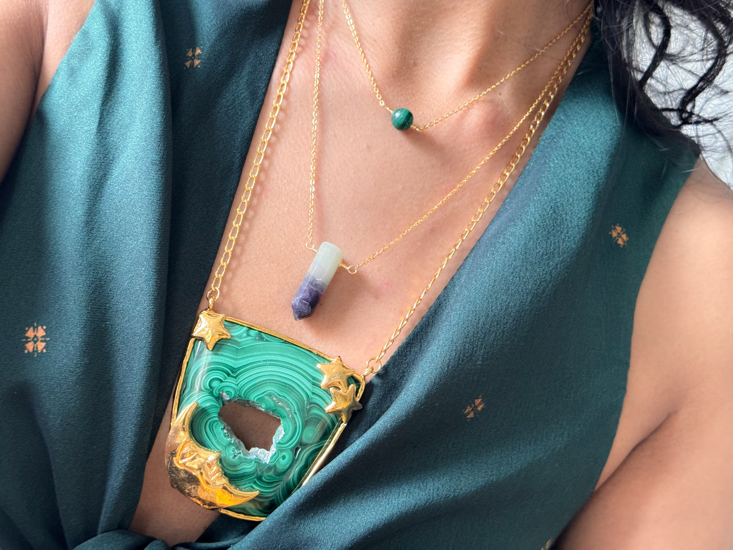 Misterio. Collar con estrellas. luna y malaquita