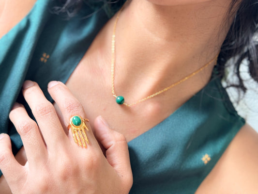 Guardiana. Anillo con dije de mano con malaquita