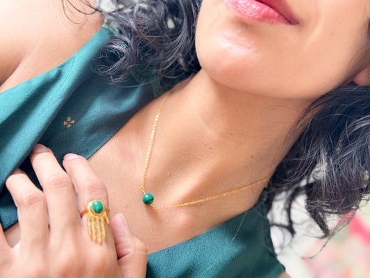 Transformación. Collar minimalista con esfera de malaquita