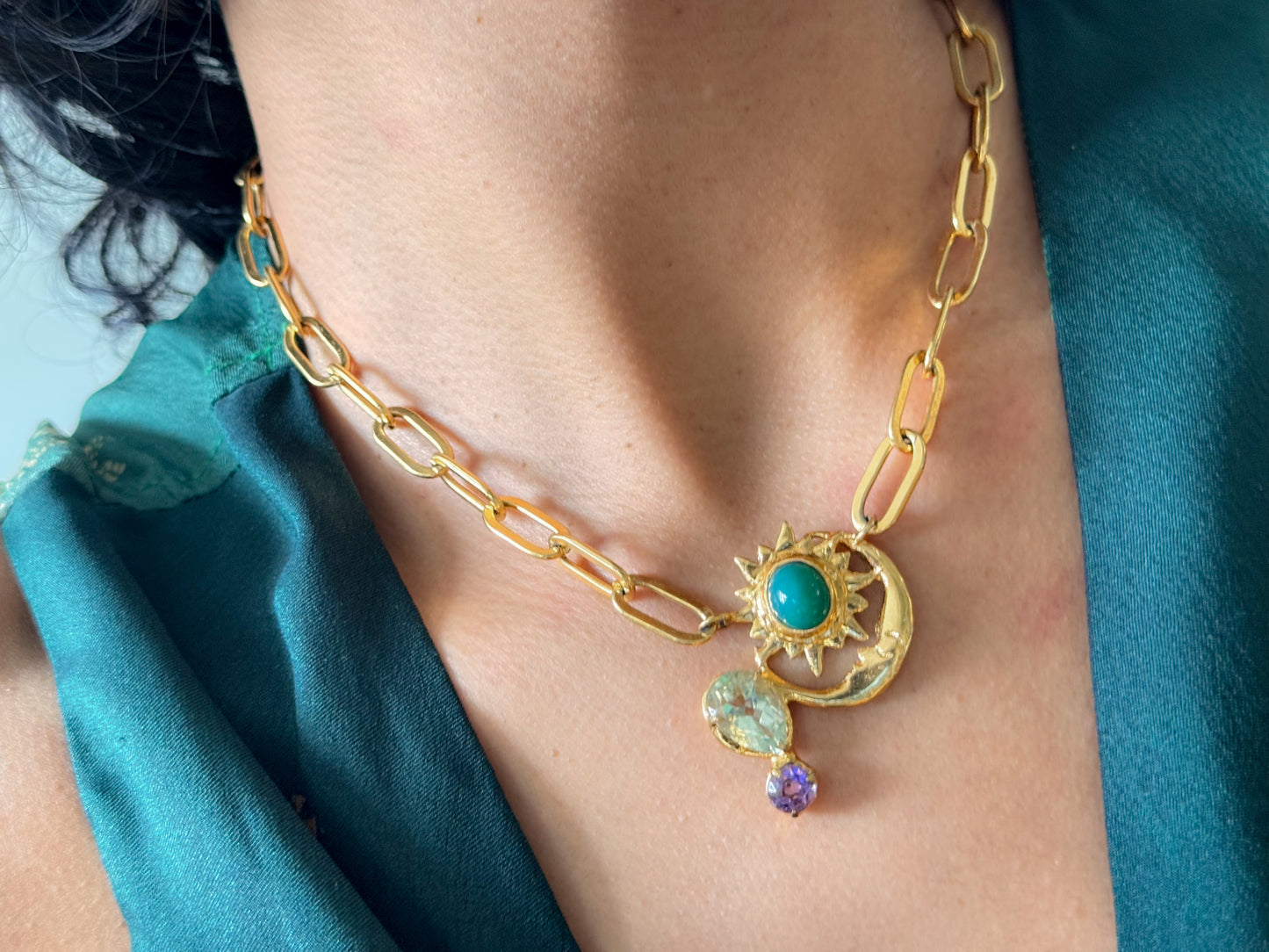 Alquimia. Collar sol y luna con calcedonia, prasiolita y amatista