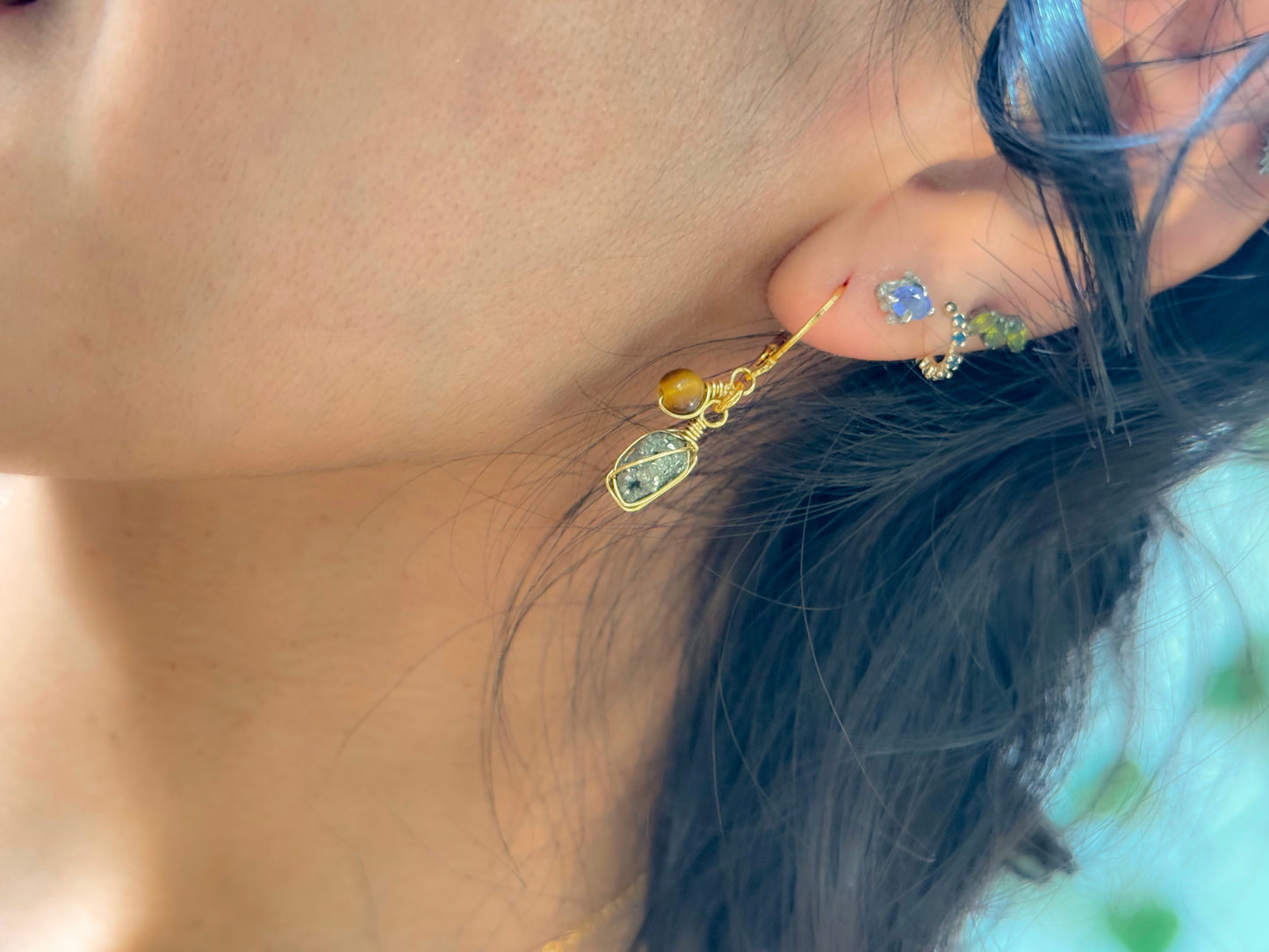 Rocío. Aretes huggies con pirita y ojo de tigre