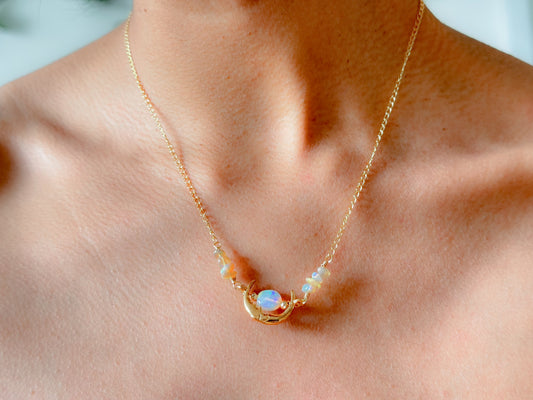 Reflejo. Collar de luna con ópalos