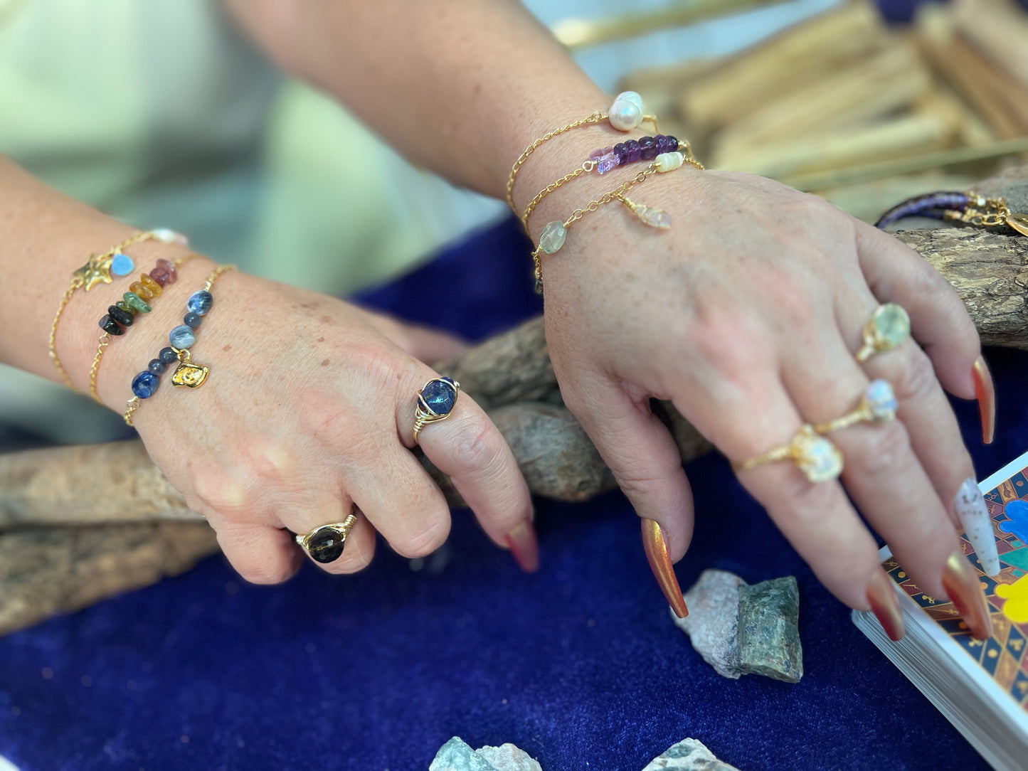 Akbal. Pulsera con iolita y sodalita