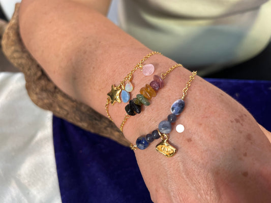 Akbal. Pulsera con iolita y sodalita