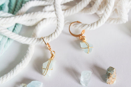 Maia. Aretes huggies con aguamarina