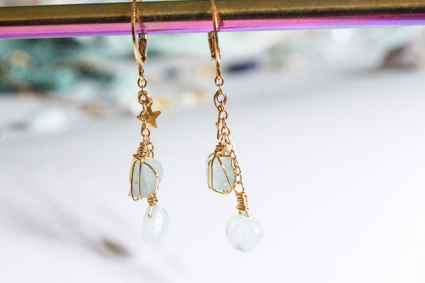 Alana. Aretes huggies con aguamarina y piedra luna