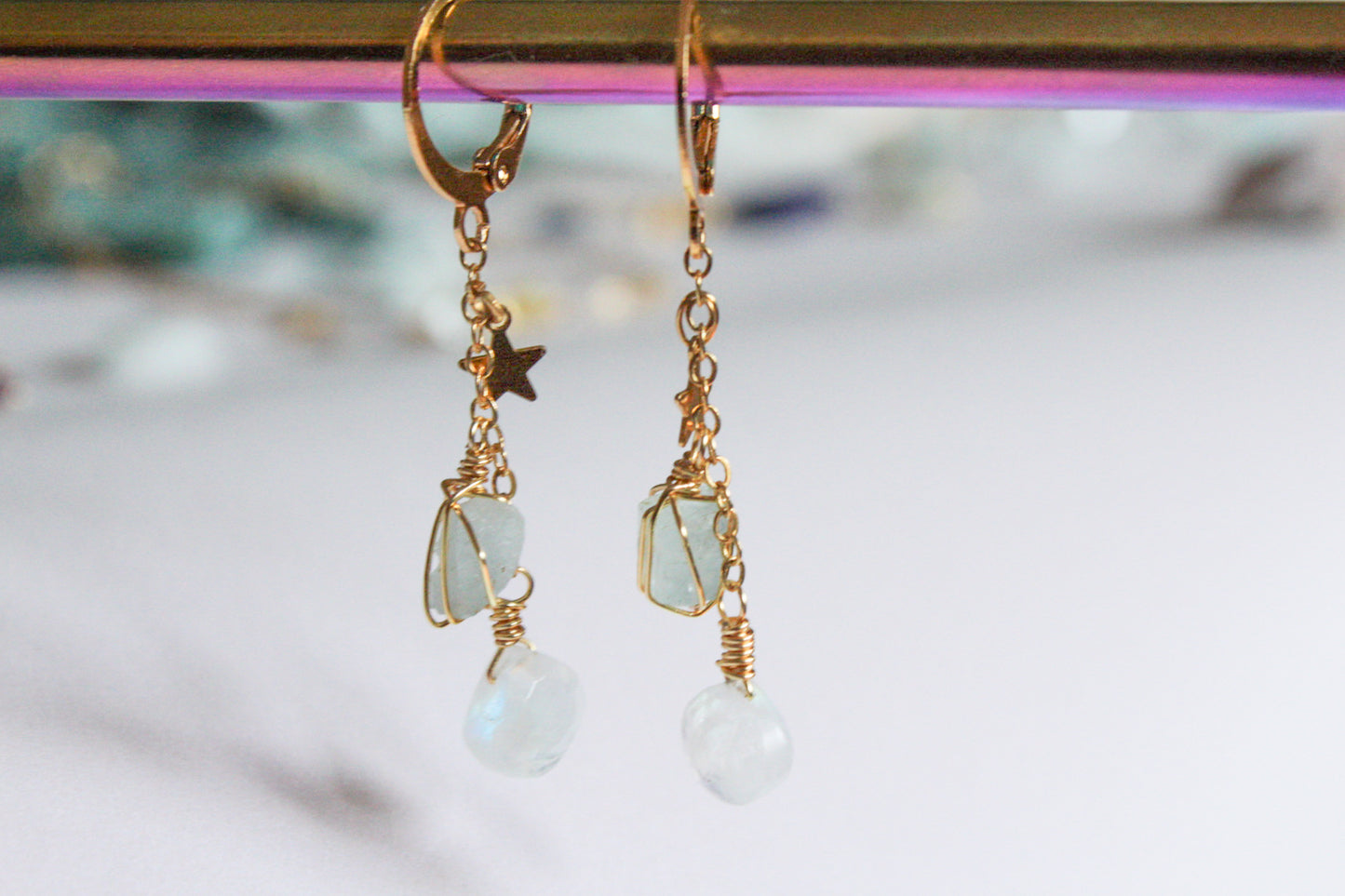 Alana. Aretes huggies con aguamarina y piedra luna