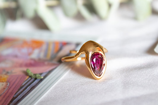 Gota Carmesí. Anillo con rodolita