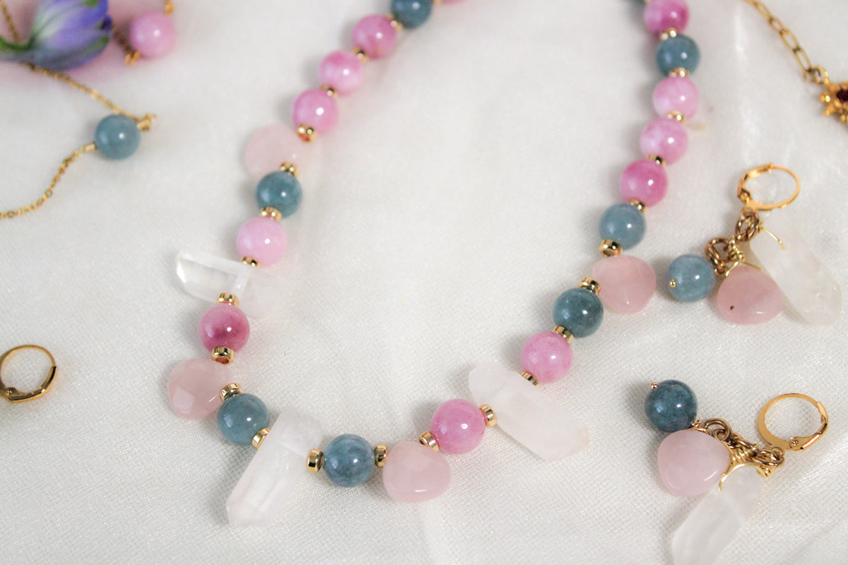 Aretes Huggies de jade, czo rosa y blanco