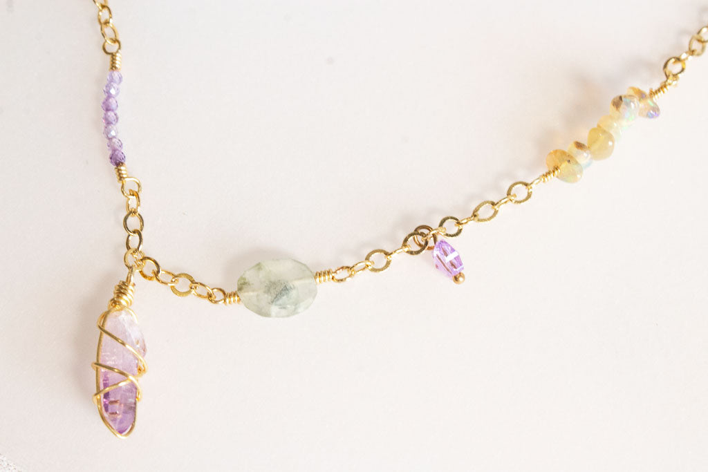 Brisa. Collar con zirconias, amatista, prenhita y ópalo