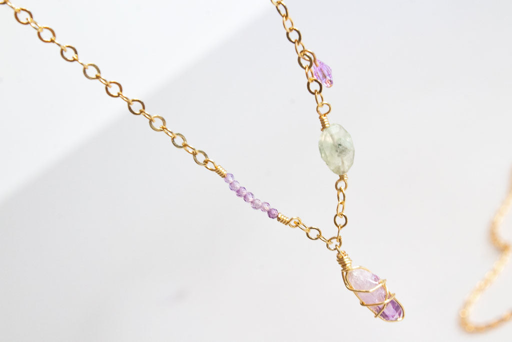 Brisa. Collar con zirconias, amatista, prenhita y ópalo