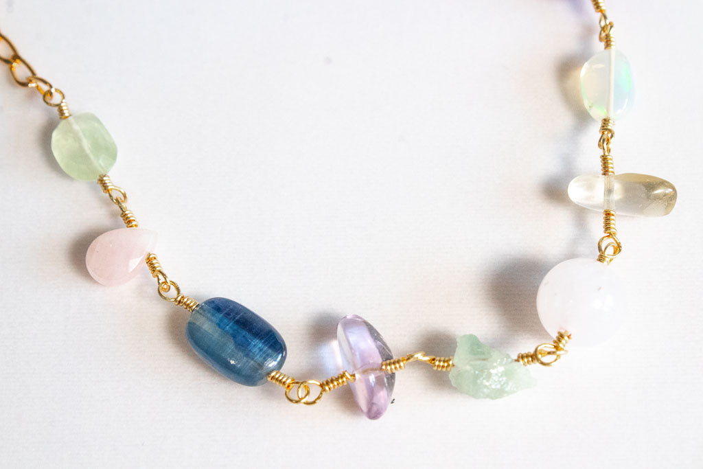 Armonía. Collar con prenhita, cuarzo rosa, cianita, amatista, aguamarina, citrino y ópalo
