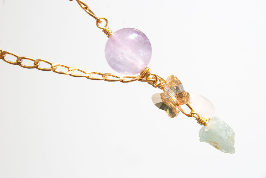 Lía. Collar con amatista, cuarzo rosa, aguamarina y mariposa swarovski