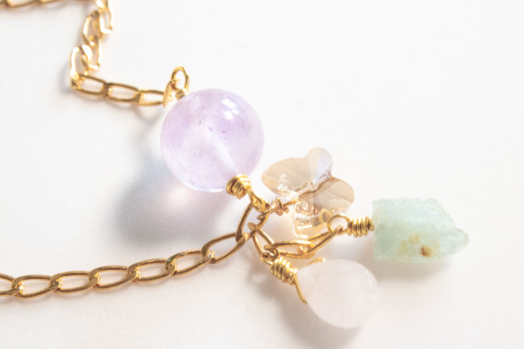 Lía. Collar con amatista, cuarzo rosa, aguamarina y mariposa swarovski