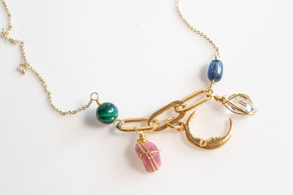 Runa. Collar de luna con cianita, malaquita, herkimer y turmalina rosa