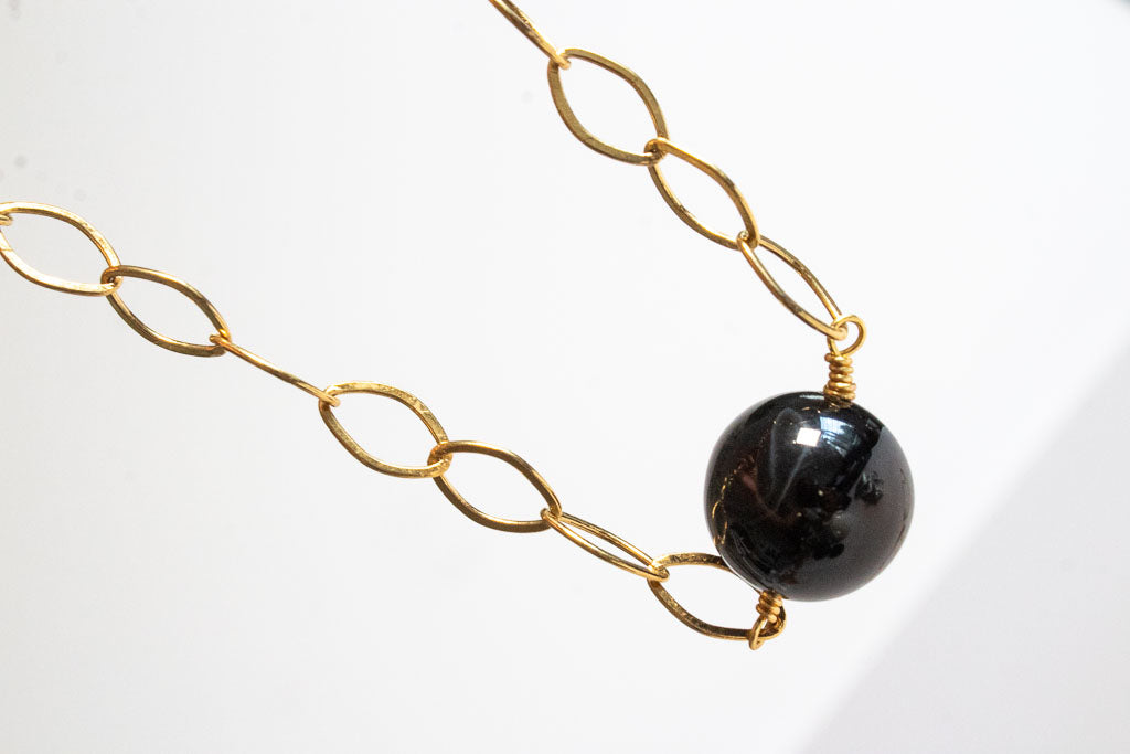 Lua. Collar con dije de ágata negra