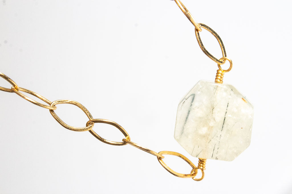 Elara. Collar con dije de prehnita