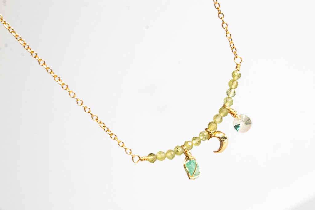 Alba. Collar con peridoto, esmeralda y luna
