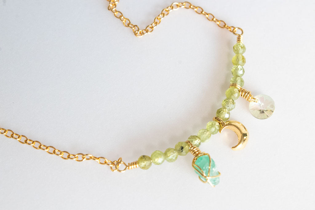 Alba. Collar con peridoto, esmeralda y luna