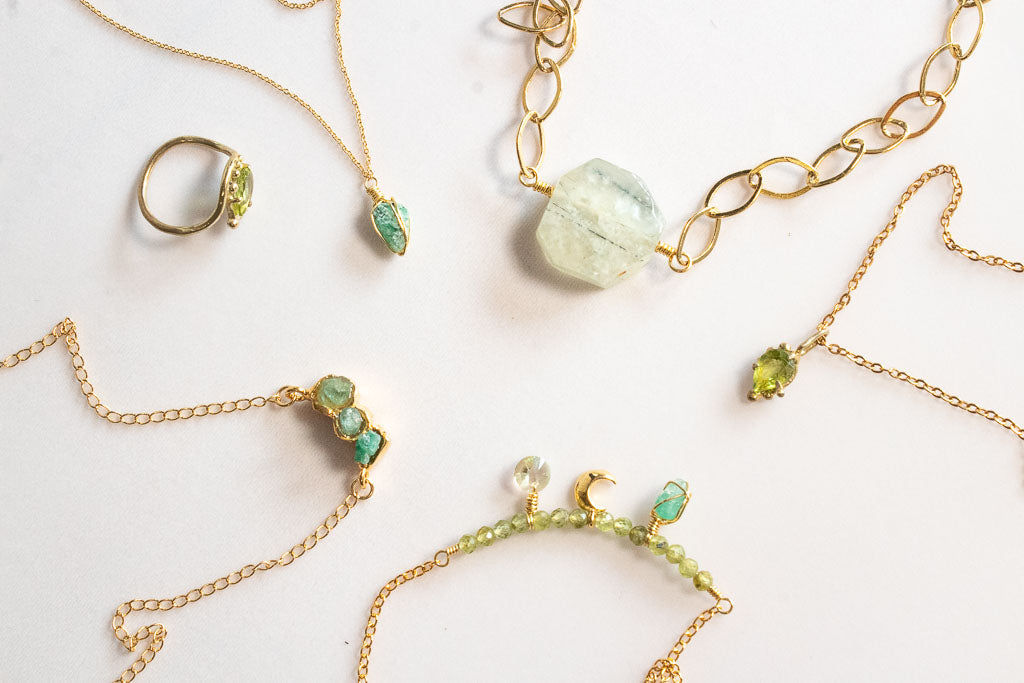 Esmeria. Collar minimalista con esmeralda rústica