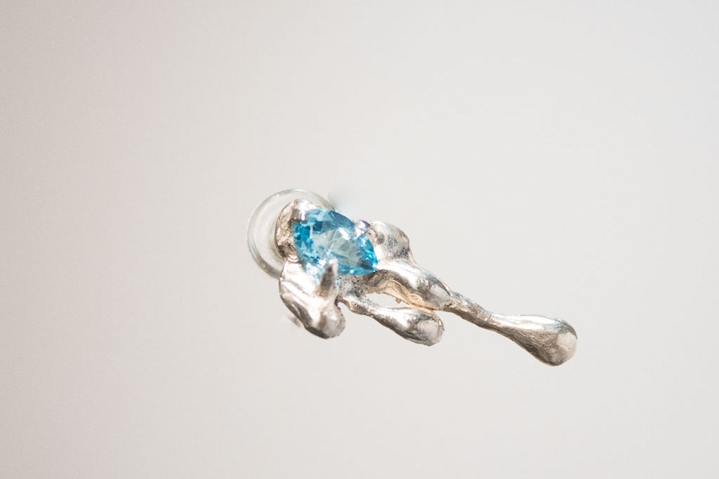 Ánima. Arete y ear climber con topacio azul