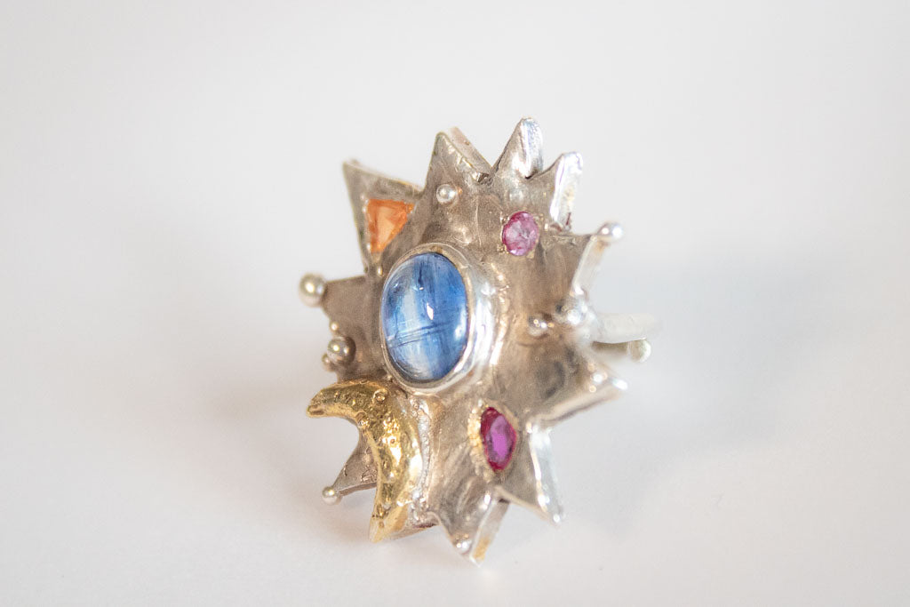 Estelar. Anillo de estrella con luna, cianita, rubí y citrino