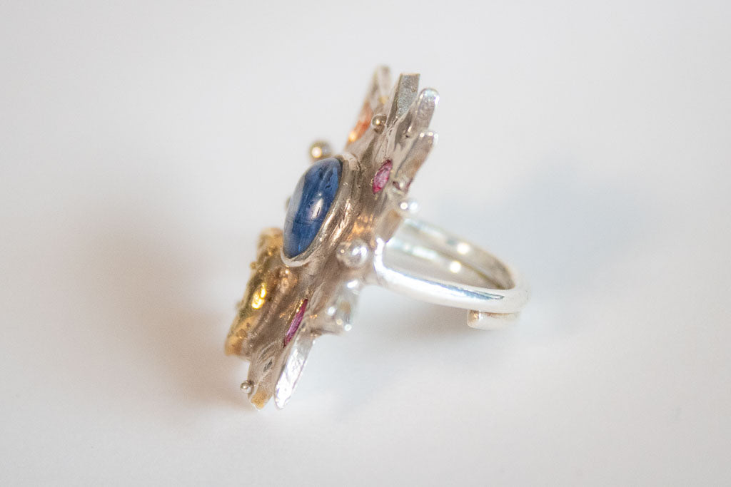 Estelar. Anillo de estrella con luna, cianita, rubí y citrino
