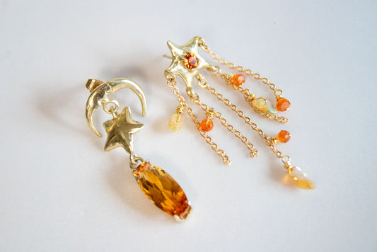 Iluminación. Aretes de luna y estrellas con citrino, ópalo y cornalina